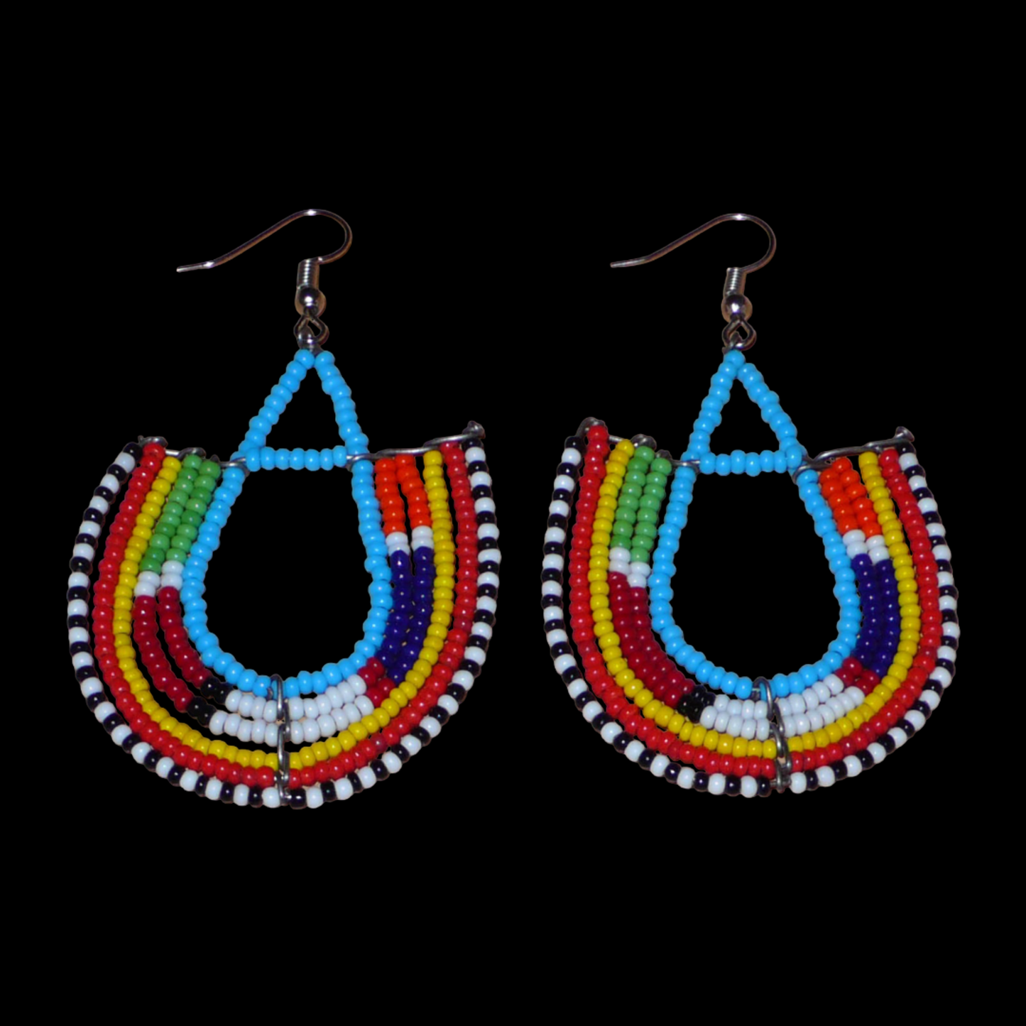 Boucles d'oreilles africaines traditionnelles à motifs ethniques Massai composées de perles de rocaille bleues et multicolores enfilées sur des fils de fer montés en forme d'ancres. Ces boucles d'oreilles colorées au style exotique tribal chic mesurent 7.5 cm de long et 4.5 cm de large, elles se portent avec des crochets en acier inoxydable sur des oreilles percées.
