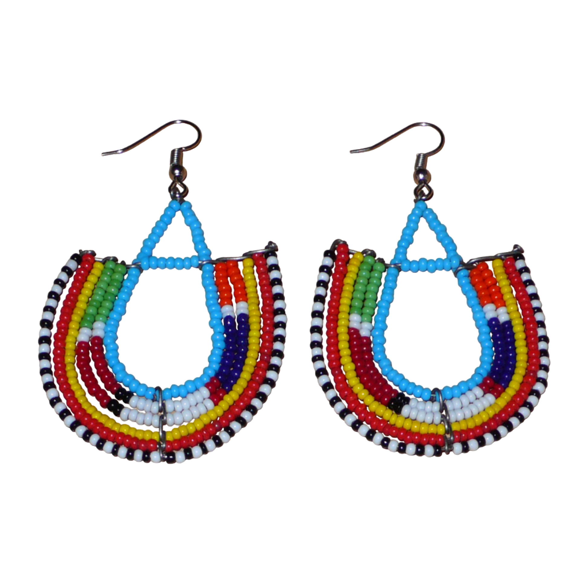 Boucles d'oreilles africaines traditionnelles à motifs ethniques Massai composées de perles de rocaille bleues et multicolores enfilées sur des fils de fer montés en forme d'ancres. Ces boucles d'oreilles colorées au style exotique tribal chic mesurent 7.5 cm de long et 4.5 cm de large, elles se portent avec des crochets en acier inoxydable sur des oreilles percées.