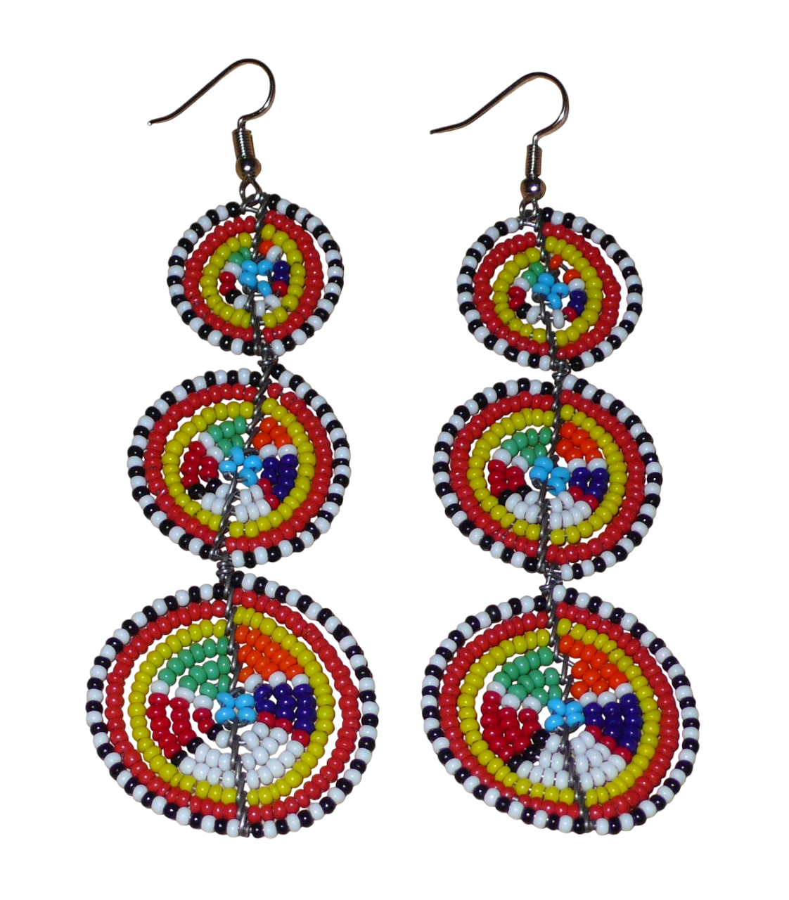 Ajoutez une touche colorée à votre look, évocatrice du style afro chic des années 70, avec ces boucles d'oreilles africaines traditionnelles de confection artisanale Massai. Elles se composent de perles de rocaille multicolores glissées sur des fils de fer montés en forme de trois cercles superposés. Ces boucles d'oreilles mesurent 10.5 cm de long et 3 cm de large ; elles se portent avec des crochets en acier inoxydable sur des oreilles percées.