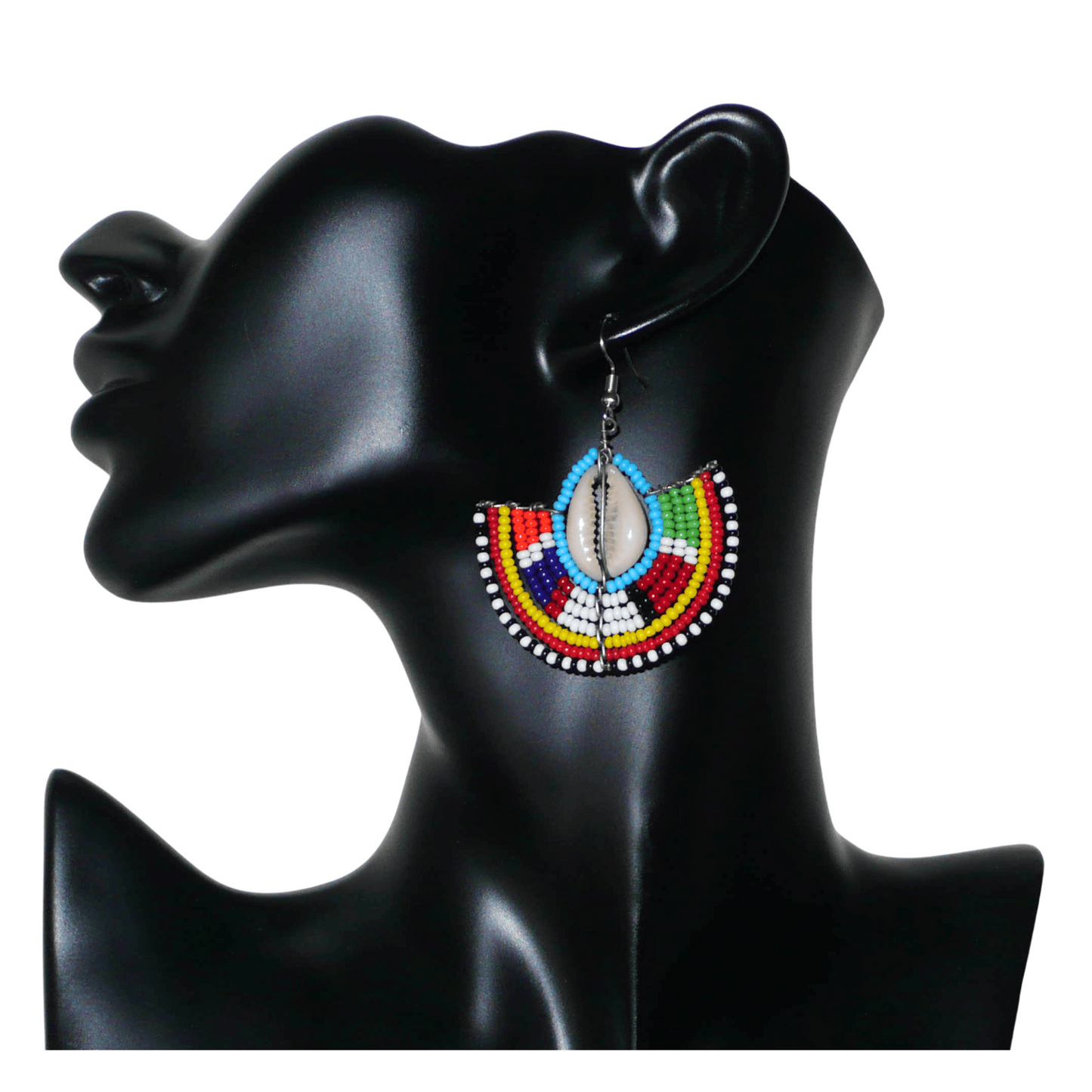 Affirmez votre style et apportez une touche exotique à votre look avec cette paire de boucles d'oreilles africaines Massai issues de l'artisanat traditionnel kenyan. Ces boucles d'oreilles aux accents ethniques chic se composent de perles de rocaille bleues et multicolores et de coquillages cauris. De taille moyenne, elles mesurent 6 cm de long et 4.5 cm de large, et se portent avec des crochets en acier inoxydable sur des oreilles percées.