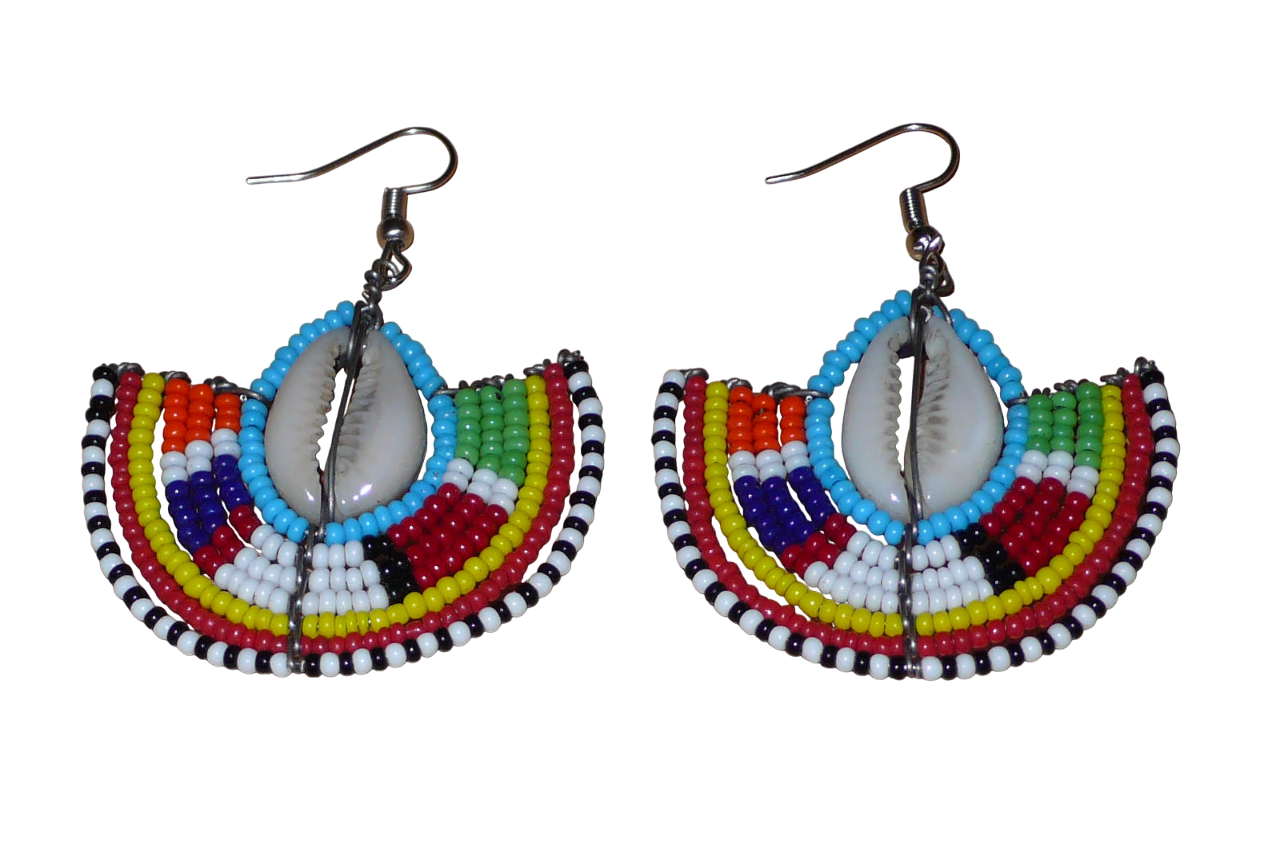 Affirmez votre style et apportez une touche exotique à votre look avec cette paire de boucles d'oreilles africaines Massai issues de l'artisanat traditionnel kenyan. Ces boucles d'oreilles aux accents ethniques chic se composent de perles de rocaille bleues et multicolores et de coquillages cauris. De taille moyenne, elles mesurent 6 cm de long et 4.5 cm de large, et se portent avec des crochets en acier inoxydable sur des oreilles percées.