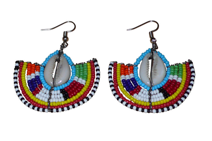 Affirmez votre style et apportez une touche exotique à votre look avec cette paire de boucles d'oreilles africaines Massai issues de l'artisanat traditionnel kenyan. Ces boucles d'oreilles aux accents ethniques chic se composent de perles de rocaille bleues et multicolores et de coquillages cauris. De taille moyenne, elles mesurent 6 cm de long et 4.5 cm de large, et se portent avec des crochets en acier inoxydable sur des oreilles percées.