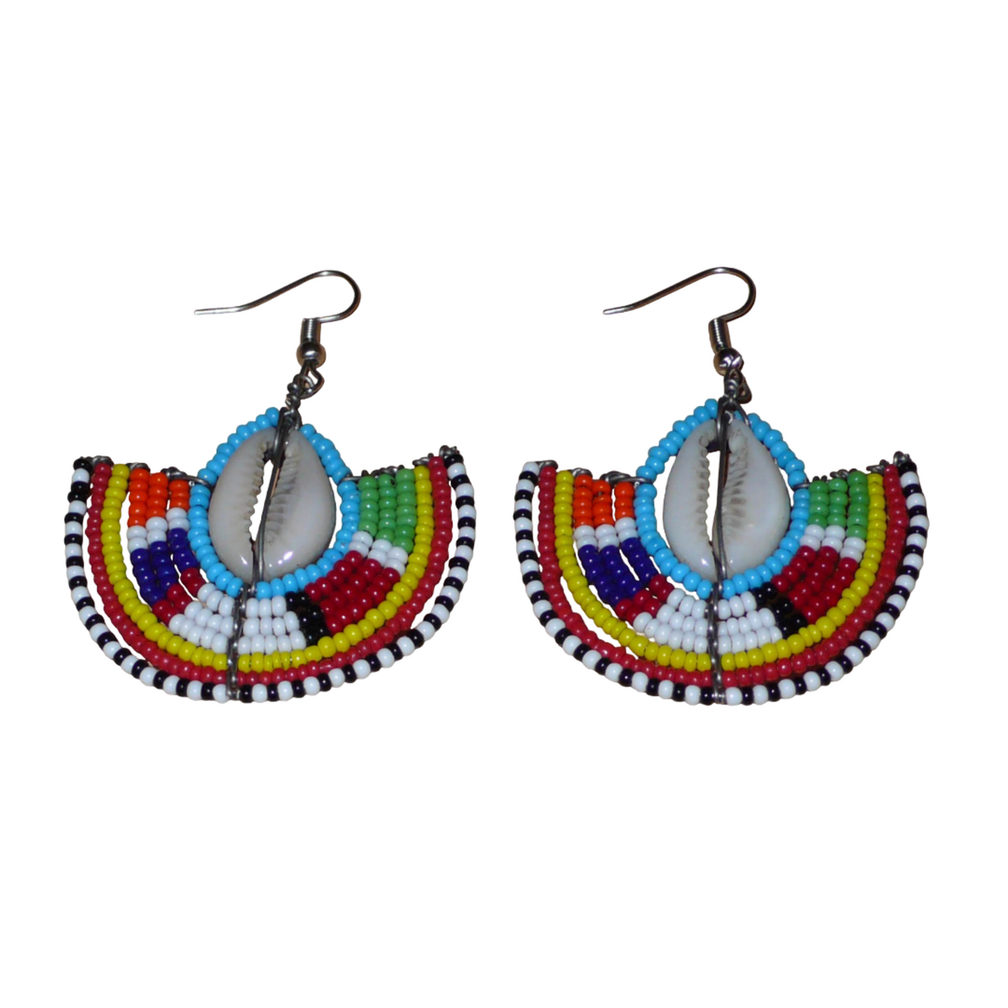 Affirmez votre style et apportez une touche exotique à votre look avec cette paire de boucles d'oreilles africaines Massai issues de l'artisanat traditionnel kenyan. Ces boucles d'oreilles aux accents ethniques chic se composent de perles de rocaille bleues et multicolores et de coquillages cauris. De taille moyenne, elles mesurent 6 cm de long et 4.5 cm de large, et se portent avec des crochets en acier inoxydable sur des oreilles percées.