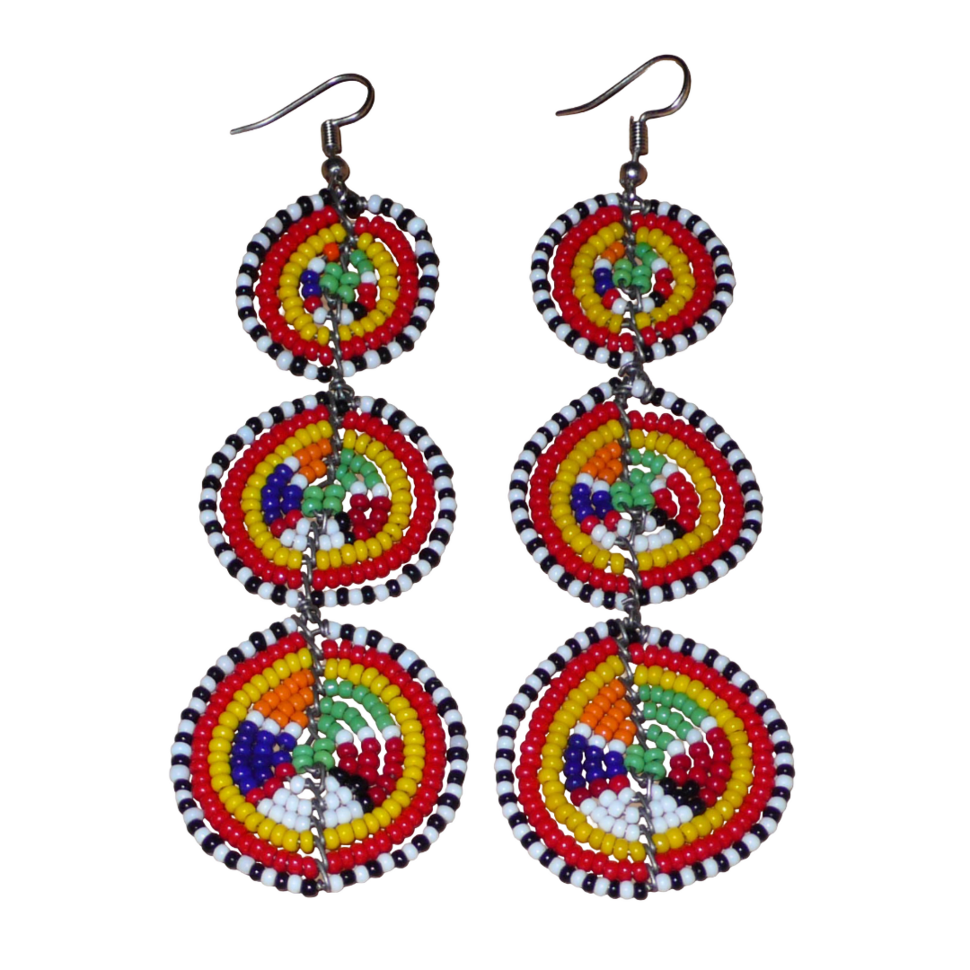 Affirmez votre style avec ces boucles d'oreilles africaines traditionnelles de confection artisanale Massai, évoquant le style afro chic des années 70. Elles se composent de perles de rocaille multicolores enfilées sur des fils de fer montés en forme de trois cercles superposés. Ces boucles d'oreilles mesurent 11 cm de long et 3.5 cm de large ; elles se portent avec des crochets en acier inoxydable sur des oreilles percées.