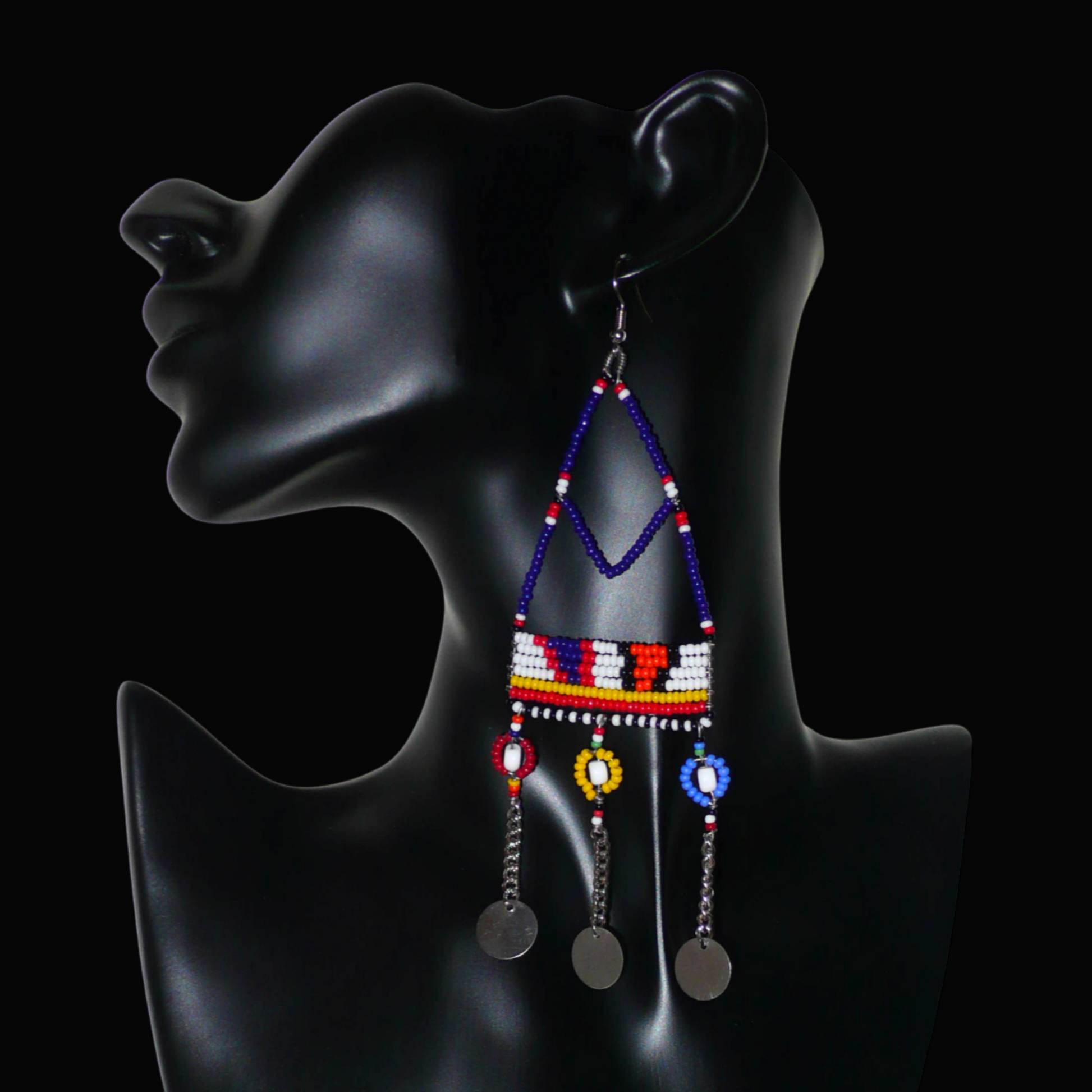Longues boucles d'oreilles africaines Massai composées de perles de rocaille bleu foncé et multicolores et de perles en plastique enfilées sur des structures de forme triangulaires en fils de fer ; elles se prolongent de chaînettes décorées de disques métalliques. Surdimensionnées, ces boucles d'oreilles mesurent 14.5 cm de long et se portent sur des oreilles percées.