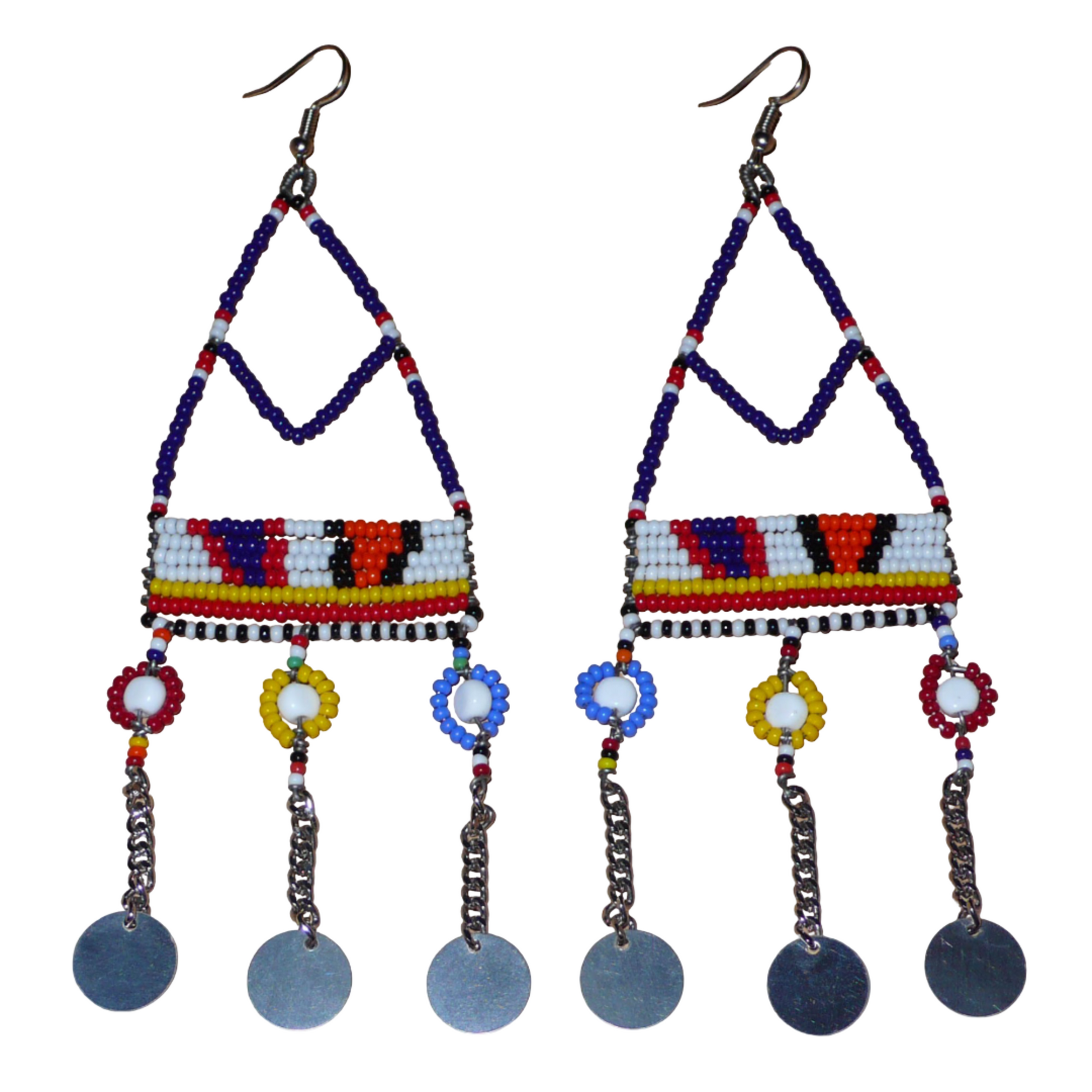 Longues boucles d'oreilles africaines Massai composées de perles de rocaille bleu foncé et multicolores et de perles en plastique enfilées sur des structures de forme triangulaires en fils de fer ; elles se prolongent de chaînettes décorées de disques métalliques. Surdimensionnées, ces boucles d'oreilles mesurent 14.5 cm de long et se portent sur des oreilles percées.
