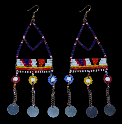 Longues boucles d'oreilles africaines Massai composées de perles de rocaille bleu foncé et multicolores et de perles en plastique enfilées sur des structures de forme triangulaires en fils de fer ; elles se prolongent de chaînettes décorées de disques métalliques. Surdimensionnées, ces boucles d'oreilles mesurent 14.5 cm de long et se portent sur des oreilles percées.