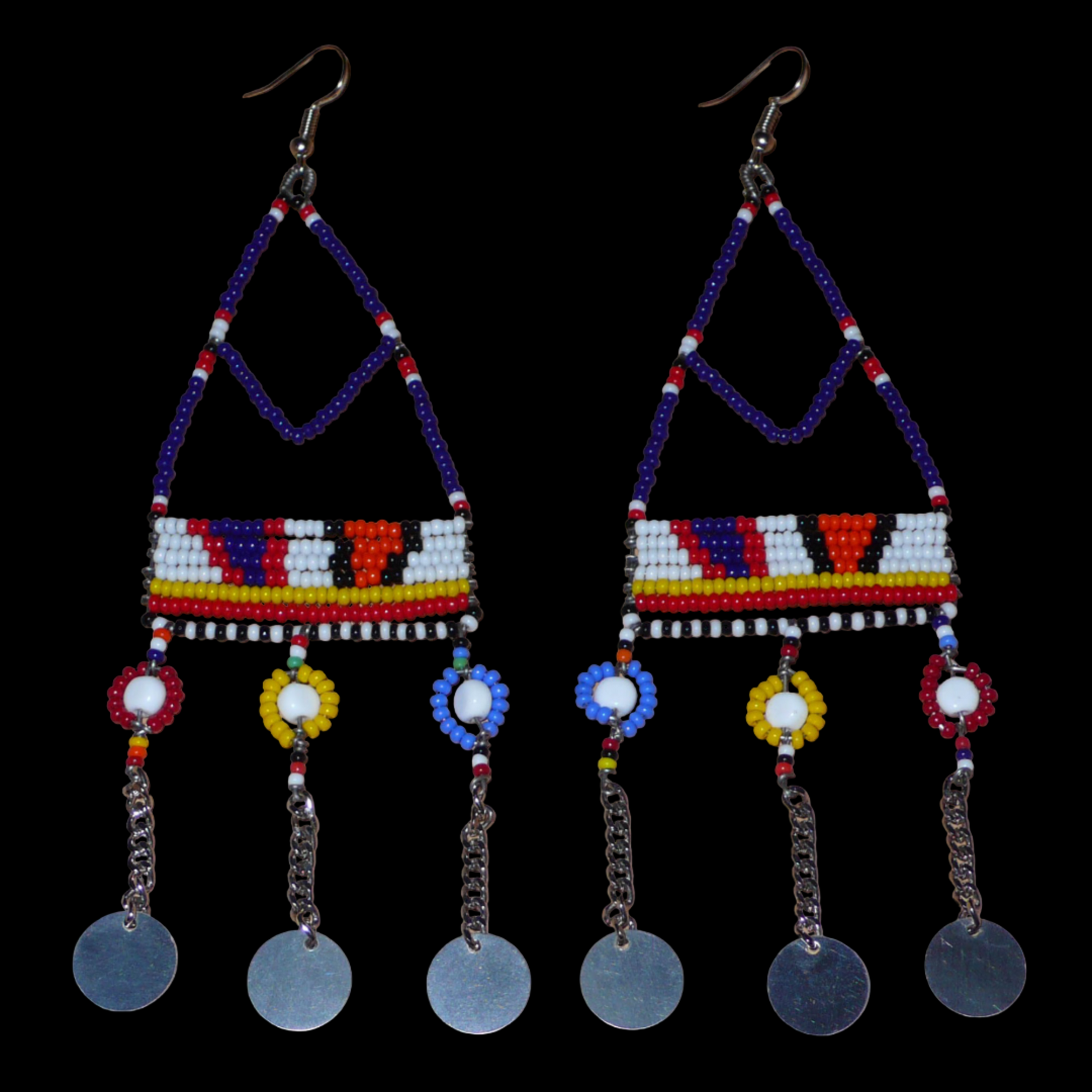 Longues boucles d'oreilles africaines Massai composées de perles de rocaille bleu foncé et multicolores et de perles en plastique enfilées sur des structures de forme triangulaires en fils de fer ; elles se prolongent de chaînettes décorées de disques métalliques. Surdimensionnées, ces boucles d'oreilles mesurent 14.5 cm de long et se portent sur des oreilles percées.