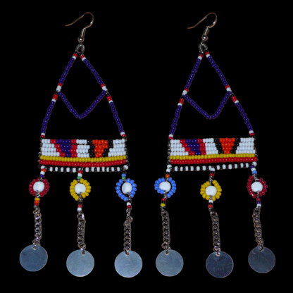 Longues boucles d'oreilles africaines Massai composées de perles de rocaille bleu foncé et multicolores et de perles en plastique enfilées sur des structures de forme triangulaires en fils de fer ; elles se prolongent de chaînettes décorées de disques métalliques. Surdimensionnées, ces boucles d'oreilles mesurent 14.5 cm de long et se portent sur des oreilles percées.