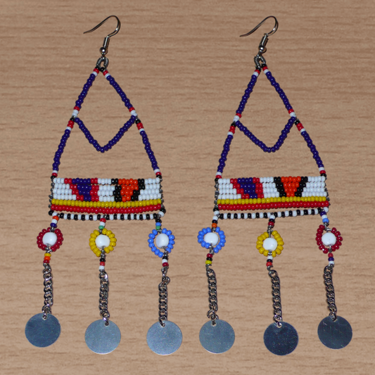 Longues boucles d'oreilles africaines Massai composées de perles de rocaille bleu foncé et multicolores et de perles en plastique enfilées sur des structures de forme triangulaires en fils de fer ; elles se prolongent de chaînettes décorées de disques métalliques. Surdimensionnées, ces boucles d'oreilles mesurent 14.5 cm de long et se portent sur des oreilles percées.