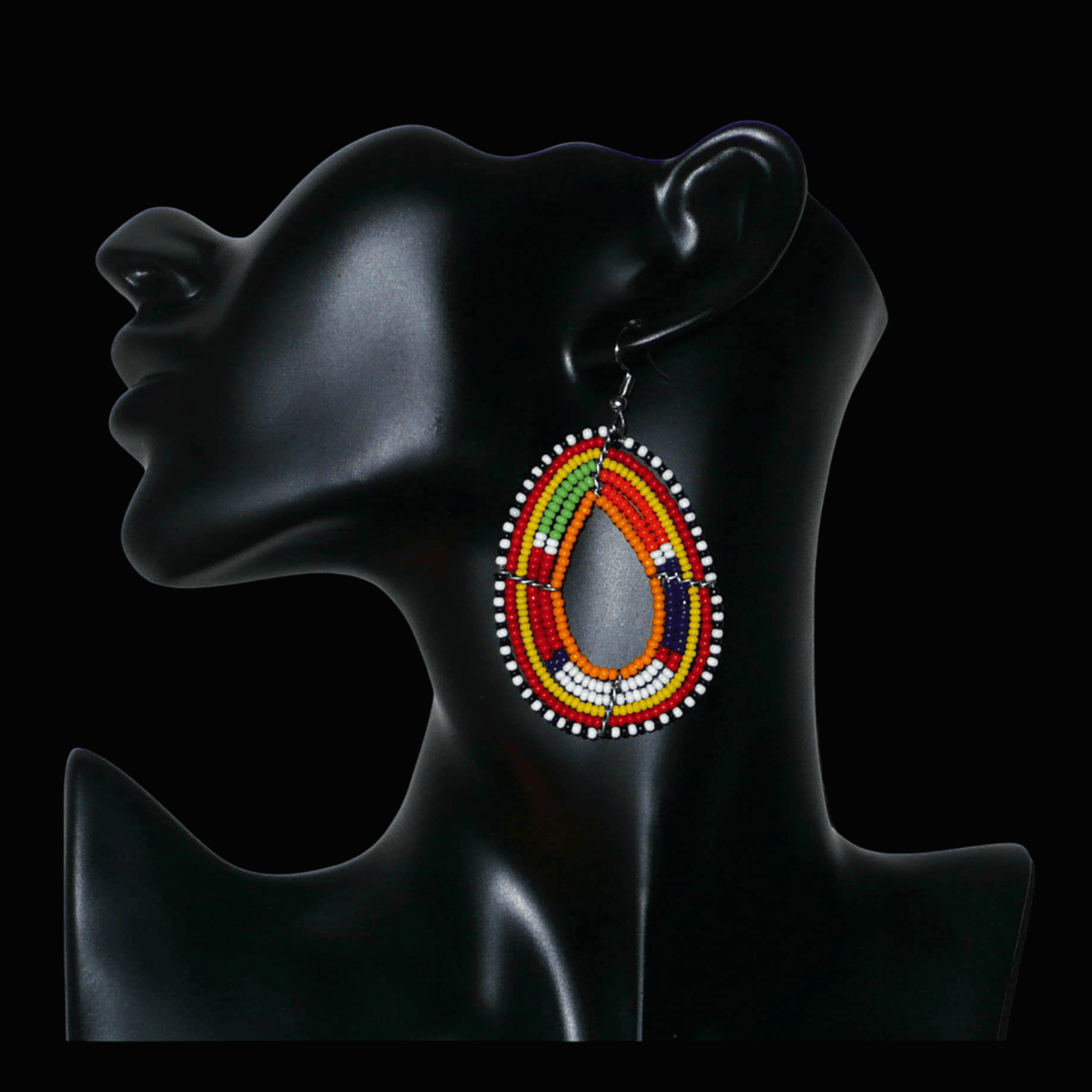 Boucles d'oreilles africaines en forme de gouttes à motifs ethniques Massai composées de perles de rocaille multicolores ; elles mesurent 7,5 cm de long et 4 cm de large.