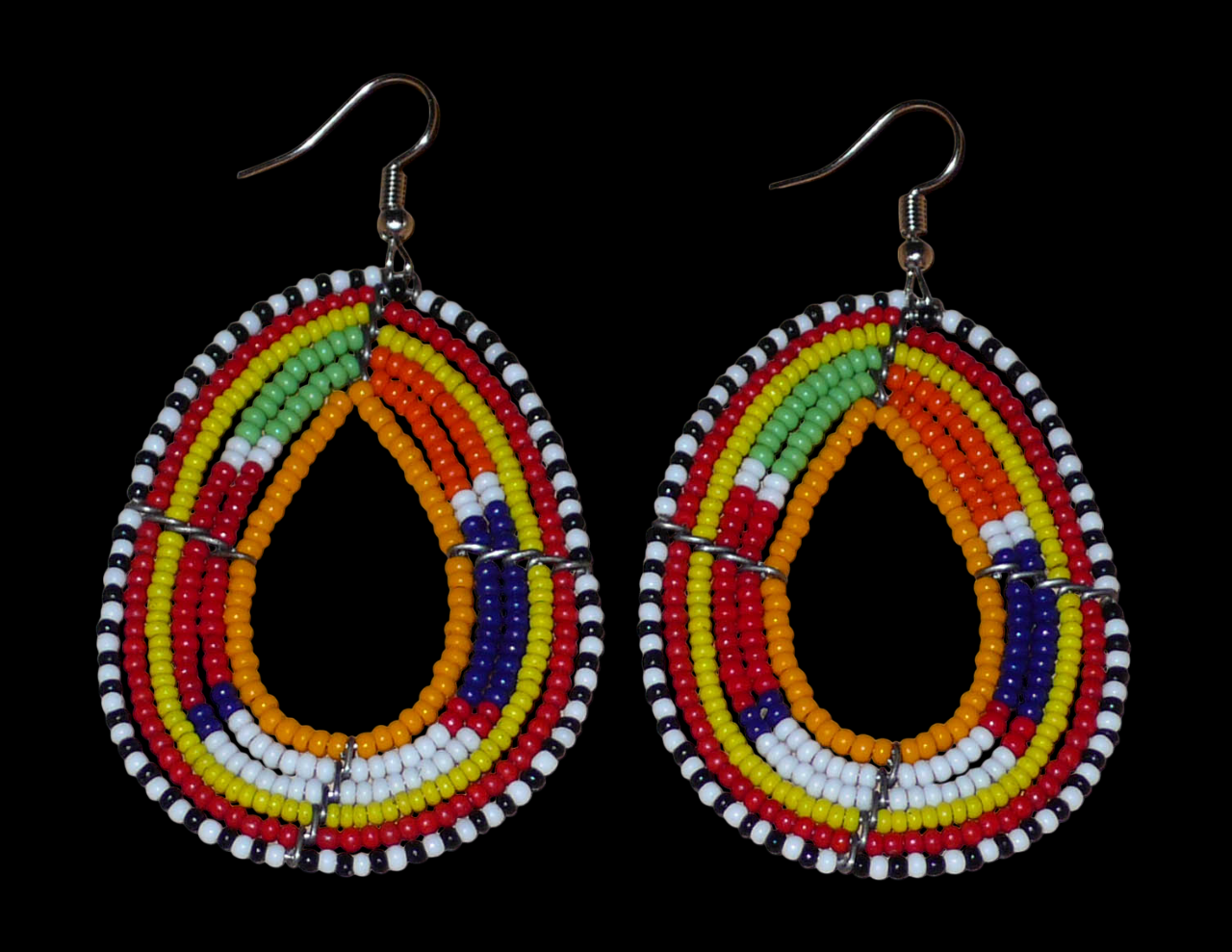 Boucles d'oreilles africaines en forme de gouttes à motifs ethniques Massai composées de perles de rocaille multicolores ; elles mesurent 7,5 cm de long et 4 cm de large.