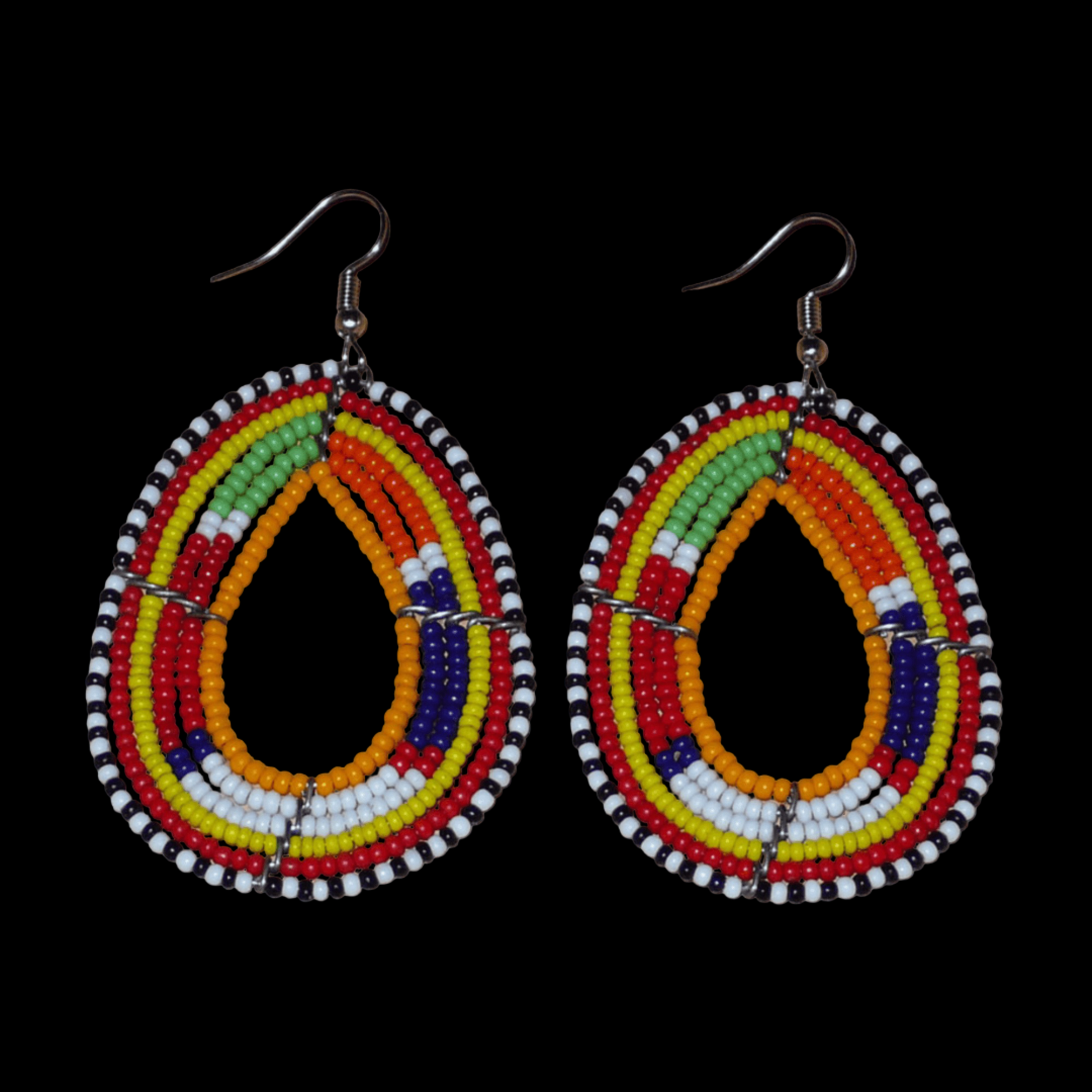 Boucles d'oreilles africaines en forme de gouttes à motifs ethniques Massai composées de perles de rocaille multicolores ; elles mesurent 7,5 cm de long et 4 cm de large.