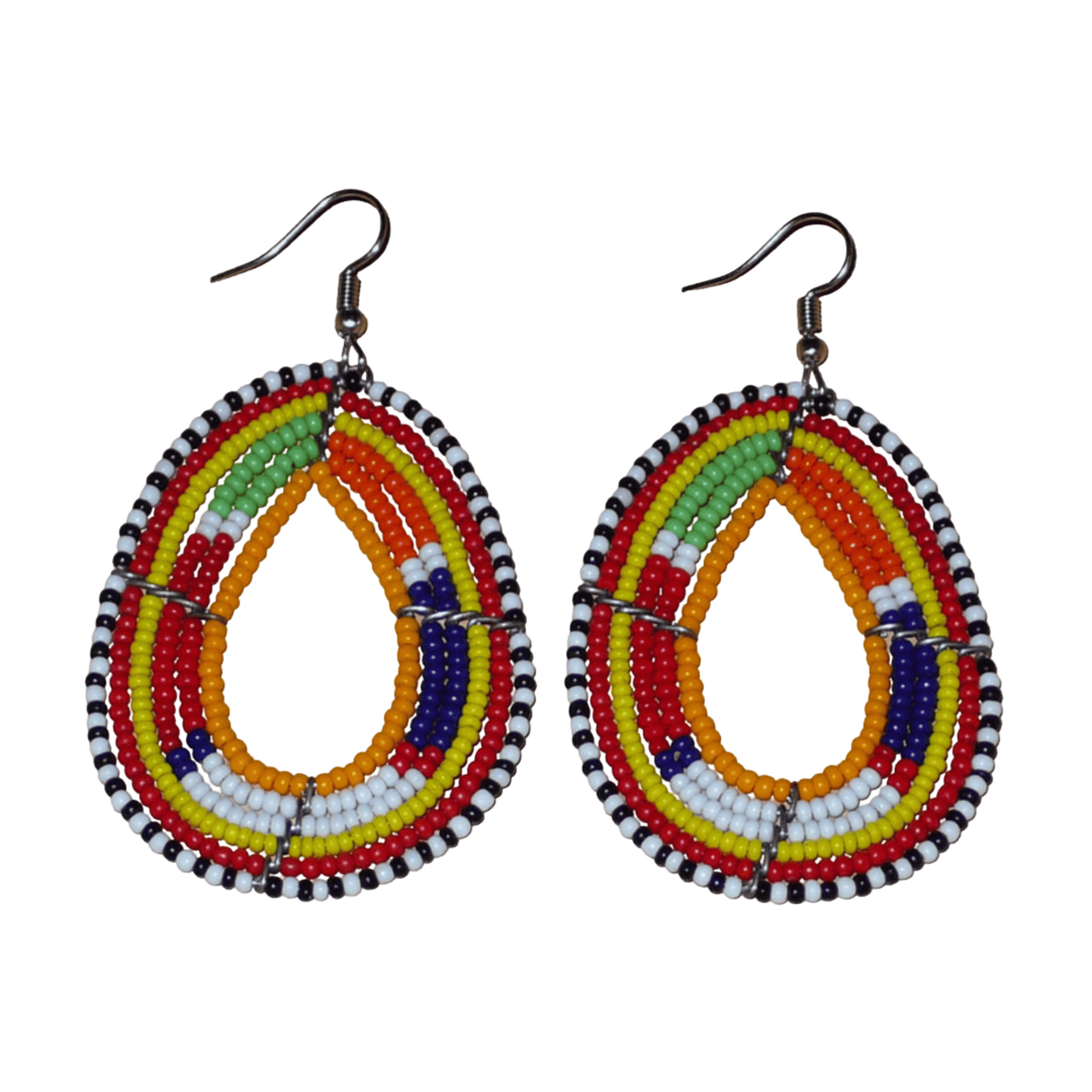 Boucles d'oreilles africaines en forme de gouttes à motifs ethniques Massai composées de perles de rocaille multicolores ; elles mesurent 7,5 cm de long et 4 cm de large.