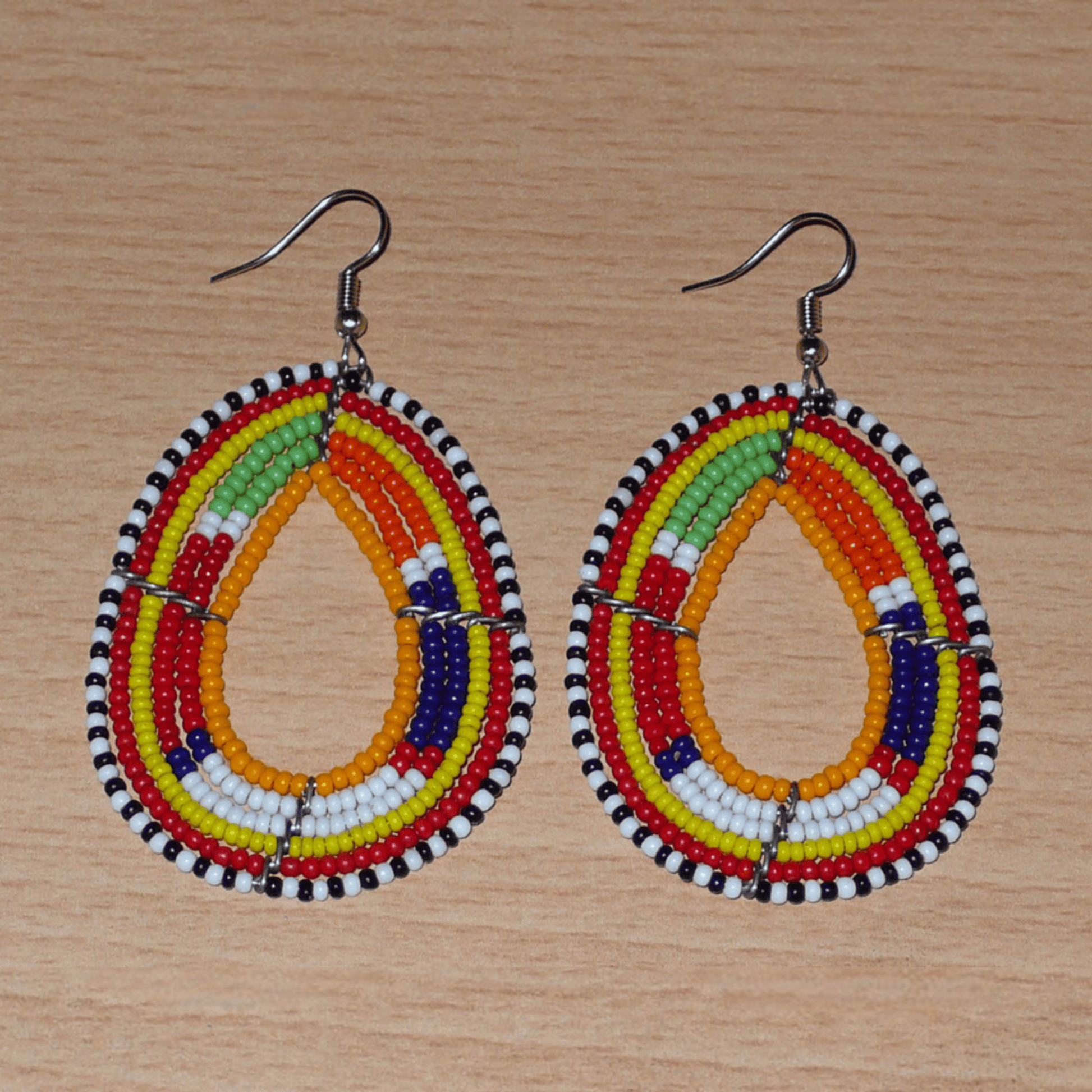 Boucles d'oreilles africaines en forme de gouttes à motifs ethniques Massai composées de perles de rocaille multicolores ; elles mesurent 7,5 cm de long et 4 cm de large.