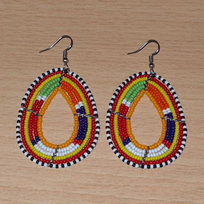 Boucles d'oreilles africaines en forme de gouttes à motifs ethniques Massai composées de perles de rocaille multicolores ; elles mesurent 7,5 cm de long et 4 cm de large.