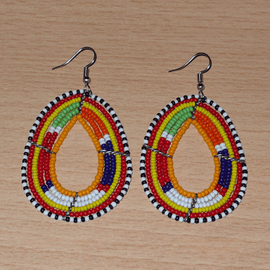 Boucles d'oreilles africaines en forme de gouttes à motifs ethniques Massai composées de perles de rocaille multicolores ; elles mesurent 7,5 cm de long et 4 cm de large.