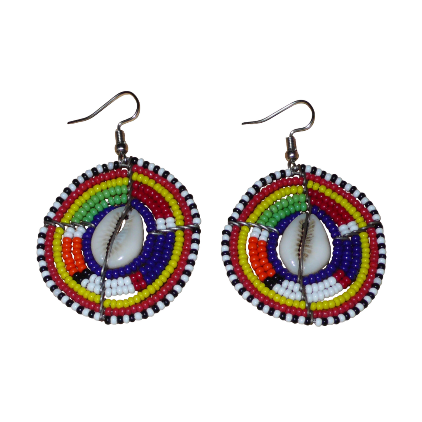 Boucles d'oreilles africaines traditionnelles aux motifs ethniques caractéristiques de l'artisanat Massai. De fabrication kenyane, elles se composent de perles de rocaille bleu foncé et multicolores et de cauris fixés sur des fils de fer montés en forme de boucliers Massai. Ces boucles d'oreilles de taille moyenne mesurent 6 cm de long et 4 cm de large ; elles se portent avec des crochets en acier inoxydable sur des oreilles percées.