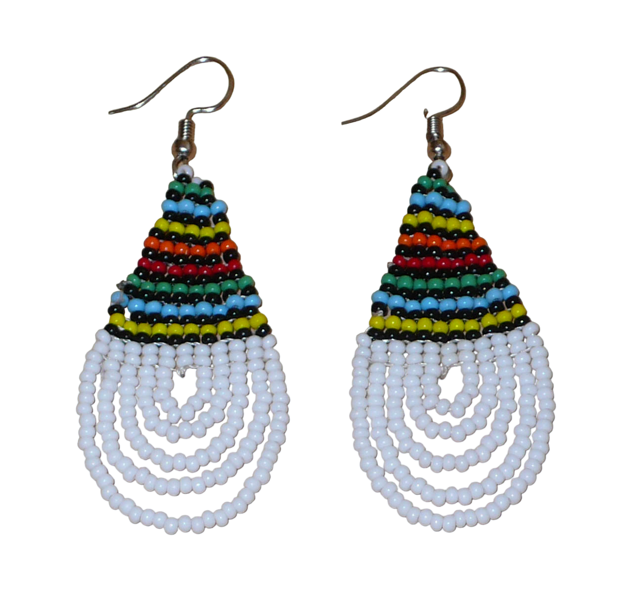 Boucles d'oreilles africaines à motifs traditionnels zoulous en forme de gouttes composées d'un tissage de perles de rocaille blanches et multicolores. Elles mesurent 7 cm de long et 2,5 cm de large et se portent sur des oreilles percées.