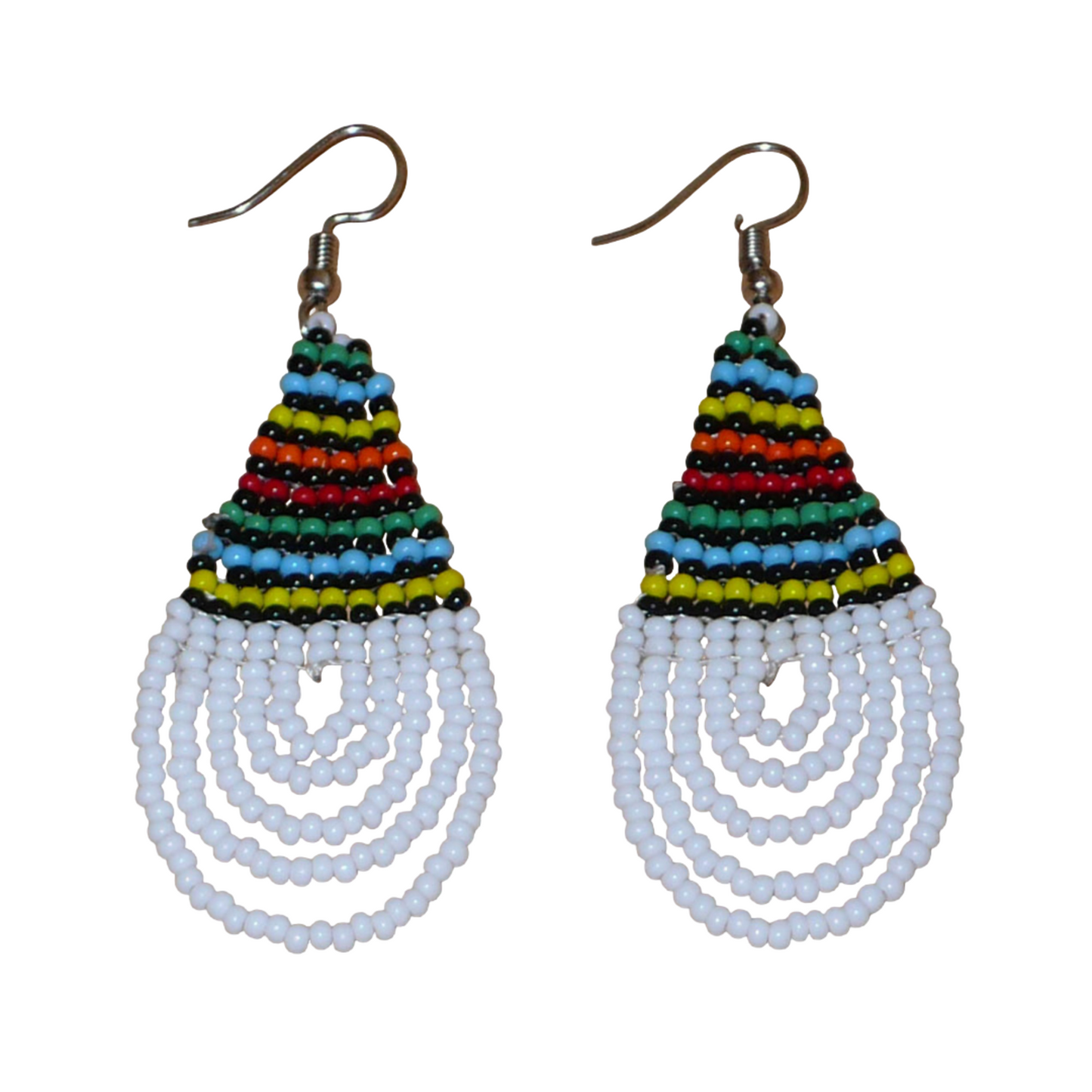 Boucles d'oreilles africaines à motifs traditionnels zoulous en forme de gouttes composées d'un tissage de perles de rocaille blanches et multicolores. Elles mesurent 7 cm de long et 2,5 cm de large et se portent sur des oreilles percées.