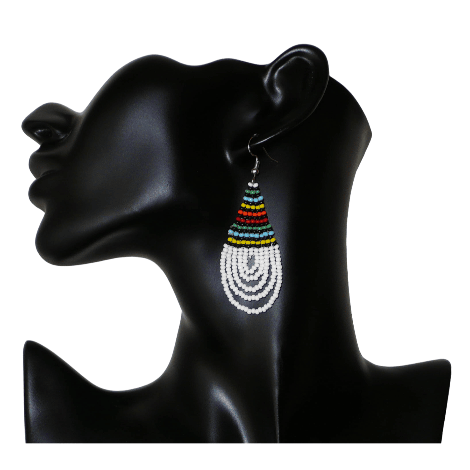 Boucles d'oreilles africaines à motifs traditionnels zoulous en forme de gouttes composées d'un tissage de perles de rocaille blanches et multicolores. Elles mesurent 7 cm de long et 2,5 cm de large et se portent sur des oreilles percées.