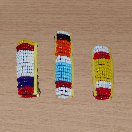 Ensemble de trois bijoux de locks africains Massai composés de perles de rocaille multicolores. Ces accessoires se portent sur des dreadlocks fins ou de taille moyenne soit en les enfilant, soit en les appliquant par pression à l'endroit désiré.