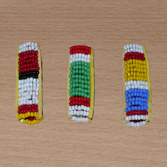 Lot de trois bijoux de locs composés de perles de rocaille multicolores à motifs Massai. Ils se portent sur des dreadlocks fins ou de taille moyenne soit en les enfilant, soit en les clipsant par pression.