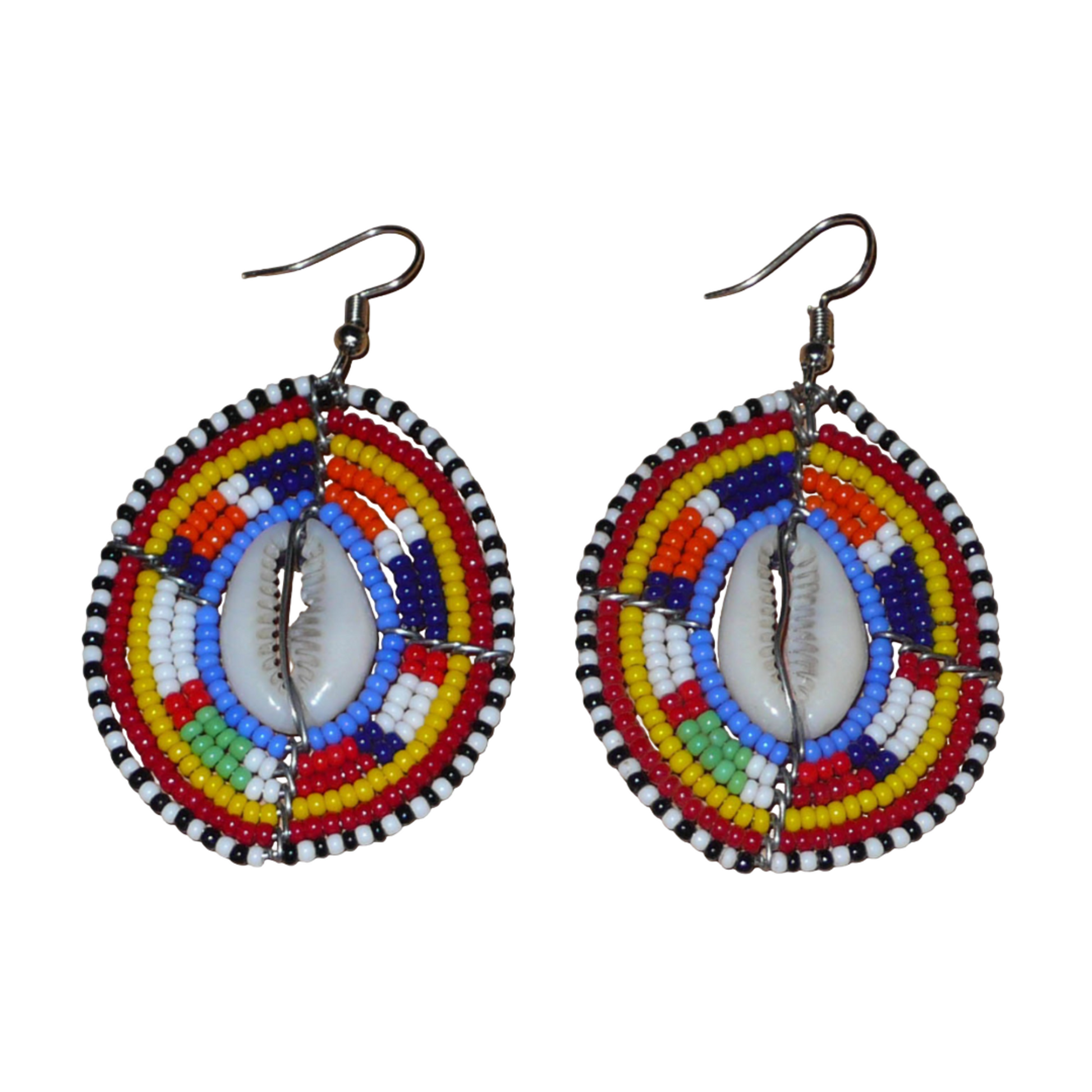 Boucles d'oreilles africaines en forme de boucliers Massai composées de perles de rocaille multicolores et de coquillages cauris. Elles mesurent 7 cm de long et 4 cm de large.