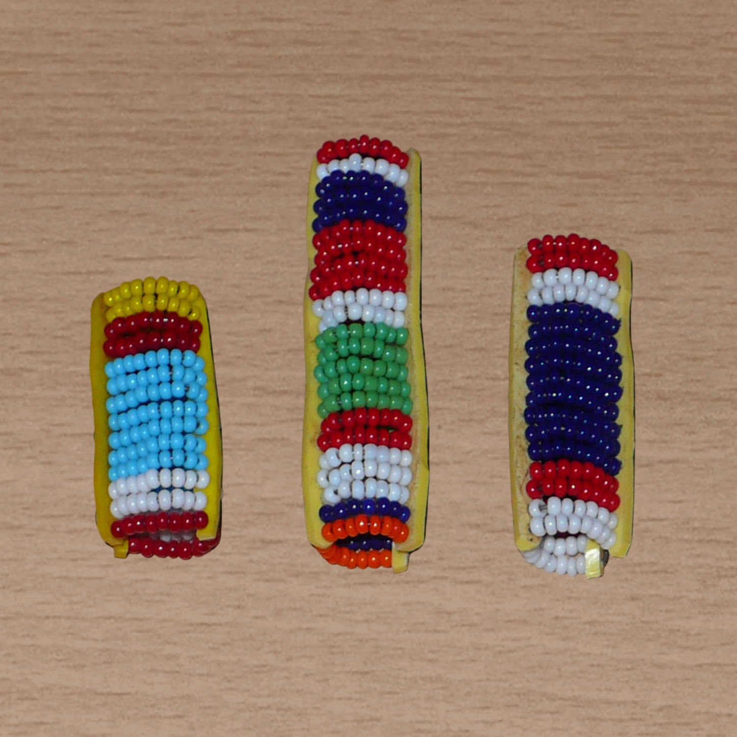 Lot de trois bijoux de locks africains Massai composés de perles de rocaille multicolores. Ils se portent sur des dreadlocks fins ou de taille moyenne soit en les enfilant, soit en les clipsant par pression.
