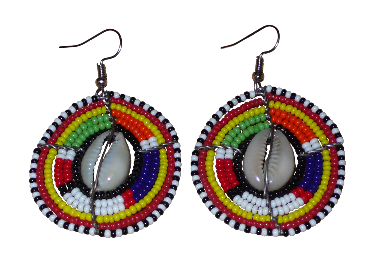 Boucles d'oreilles africaines Massai à motifs ethniques traditionnels : de fabrication artisanale kenyane, elles se composent de perles de rocaille noires et multicolores et de coquillages cauris fixés sur des fils de fer montés en forme de boucliers Massai. De taille moyenne, ces boucles d'oreilles aux accents exotiques mesurent 6.5 cm de long et 4 cm de large ; elles se portent avec des crochets en acier inoxydable sur des oreilles percées.