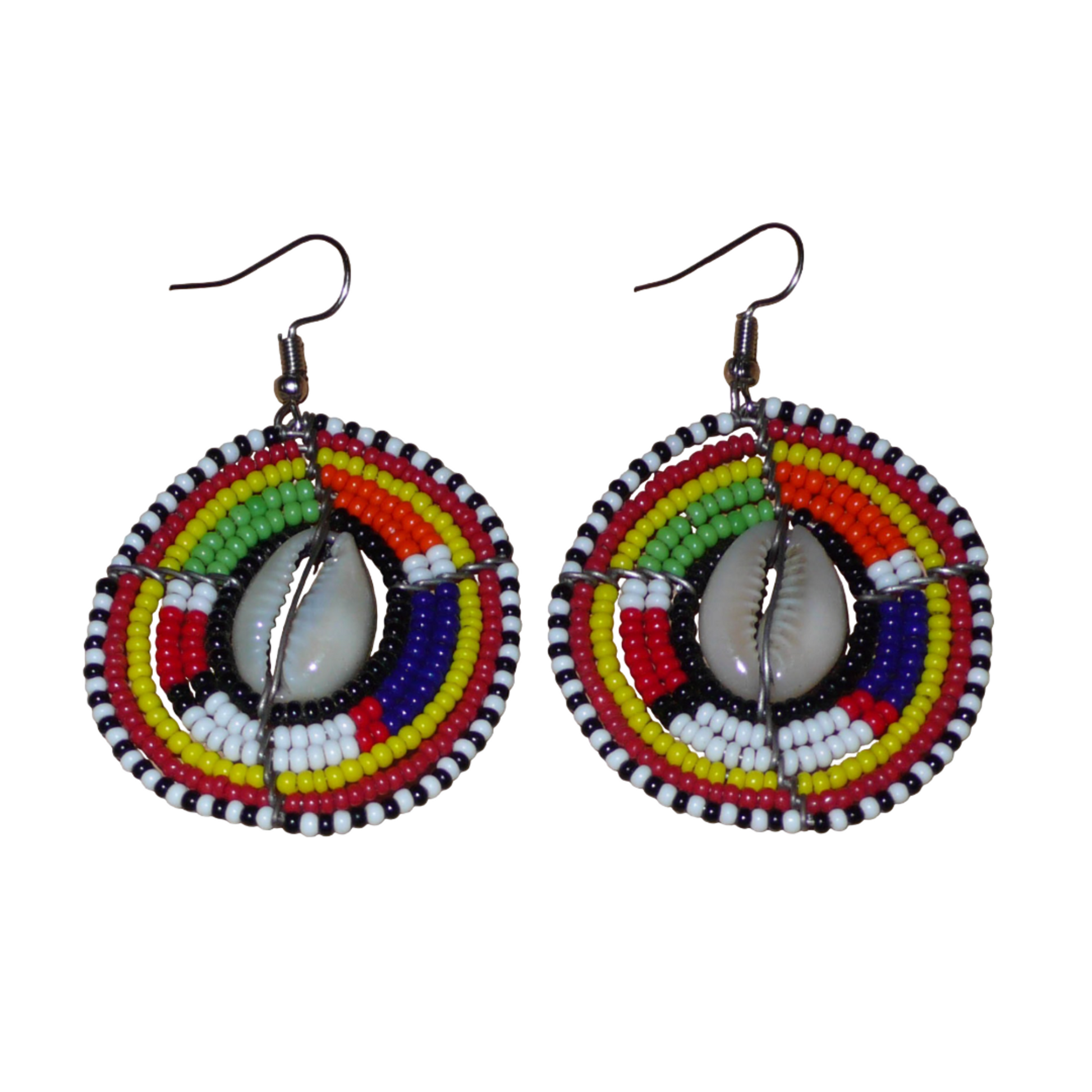 Boucles d'oreilles africaines Massai à motifs ethniques traditionnels : de fabrication artisanale kenyane, elles se composent de perles de rocaille noires et multicolores et de coquillages cauris fixés sur des fils de fer montés en forme de boucliers Massai. De taille moyenne, ces boucles d'oreilles aux accents exotiques mesurent 6.5 cm de long et 4 cm de large ; elles se portent avec des crochets en acier inoxydable sur des oreilles percées.