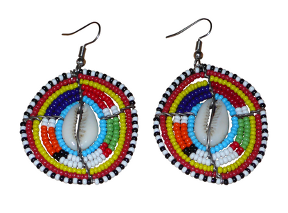 Boucles d'oreilles africaines traditionnelles aux motifs ethniques caractéristiques de l'artisanat Massai. De fabrication kenyane, elles se composent de perles de rocaille bleues et multicolores et de coquillages fixés sur des fils de fer montés en forme de boucliers Massai. Ces boucles d'oreilles de taille moyenne mesurent 6.5 cm de long et 4 cm de large ; elles se portent avec des crochets en acier inoxydable sur des oreilles percées.
