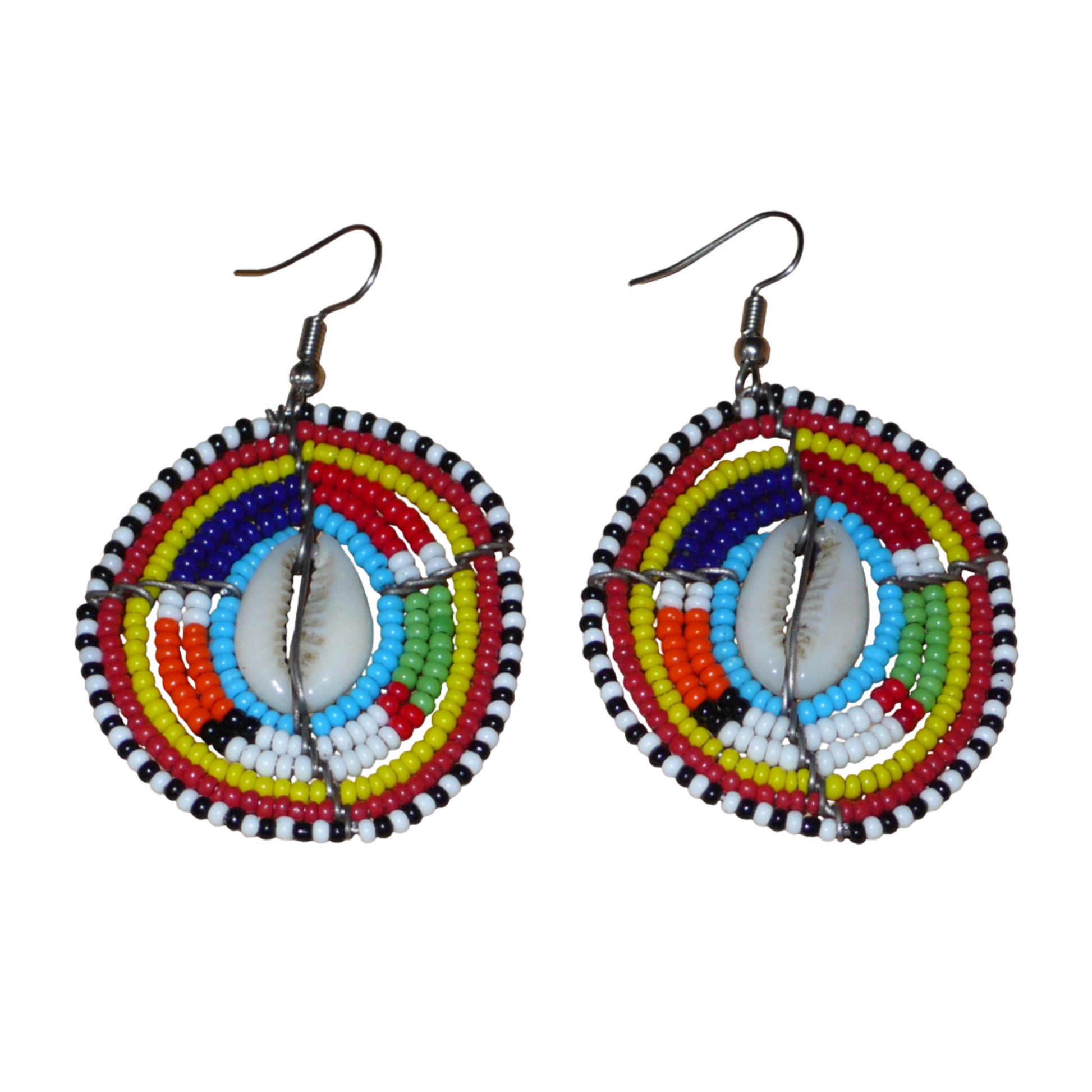 Boucles d'oreilles africaines traditionnelles aux motifs ethniques caractéristiques de l'artisanat Massai. De fabrication kenyane, elles se composent de perles de rocaille bleues et multicolores et de coquillages fixés sur des fils de fer montés en forme de boucliers Massai. Ces boucles d'oreilles de taille moyenne mesurent 6.5 cm de long et 4 cm de large ; elles se portent avec des crochets en acier inoxydable sur des oreilles percées.
