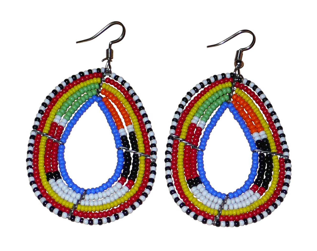 Boucles d'oreilles ethniques multi-rangs à motifs traditionnels Massai composées de perles de rocaille bleues et multicolores glissées sur six rangs de fils de fer montés en forme de gouttes. Elles mesurent 7.5 cm de long et 4 cm de large, et se portent avec des crochets en acier inoxydable sur des oreilles percées.