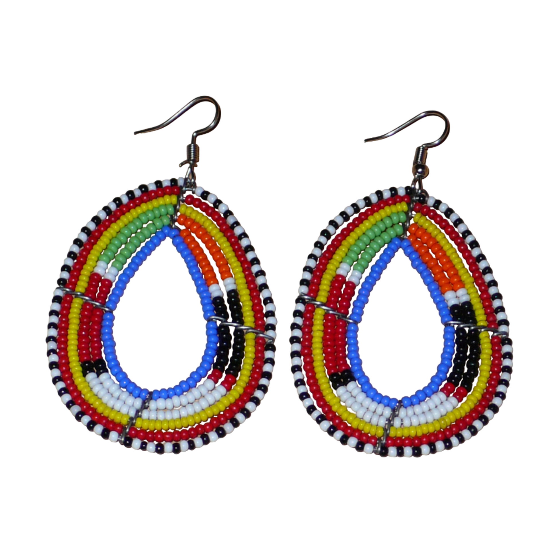 Boucles d'oreilles ethniques multi-rangs à motifs traditionnels Massai composées de perles de rocaille bleues et multicolores glissées sur six rangs de fils de fer montés en forme de gouttes. Elles mesurent 7.5 cm de long et 4 cm de large, et se portent avec des crochets en acier inoxydable sur des oreilles percées.