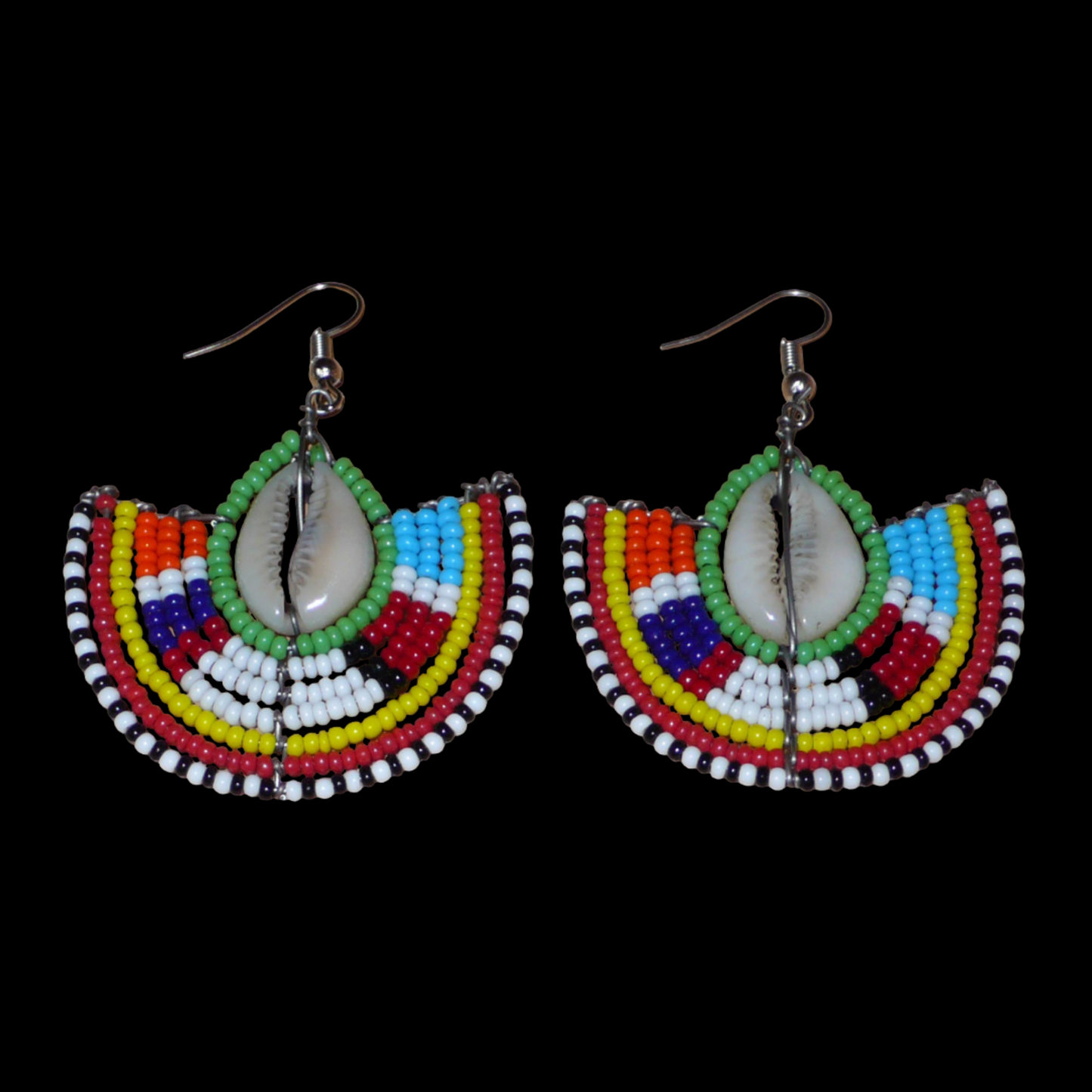 Ajoutez une touche afro chic à votre style avec cette jolie paire de boucles d'oreilles africaines issues de l'artisanat traditionnel Massai. Ces boucles d'oreilles aux accents exotiques se composent de perles de rocaille vertes et multicolores et de coquillages cauris. De taille moyenne, elles mesurent 6 cm de long et 4.5 cm de large, et se portent avec des crochets en acier inoxydable sur des oreilles percées.