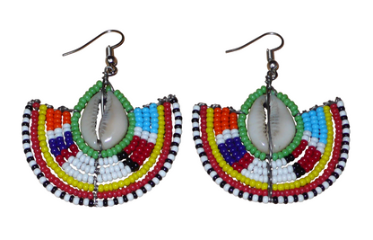 Ajoutez une touche afro chic à votre style avec cette jolie paire de boucles d'oreilles africaines issues de l'artisanat traditionnel Massai. Ces boucles d'oreilles aux accents exotiques se composent de perles de rocaille vertes et multicolores et de coquillages cauris. De taille moyenne, elles mesurent 6 cm de long et 4.5 cm de large, et se portent avec des crochets en acier inoxydable sur des oreilles percées.