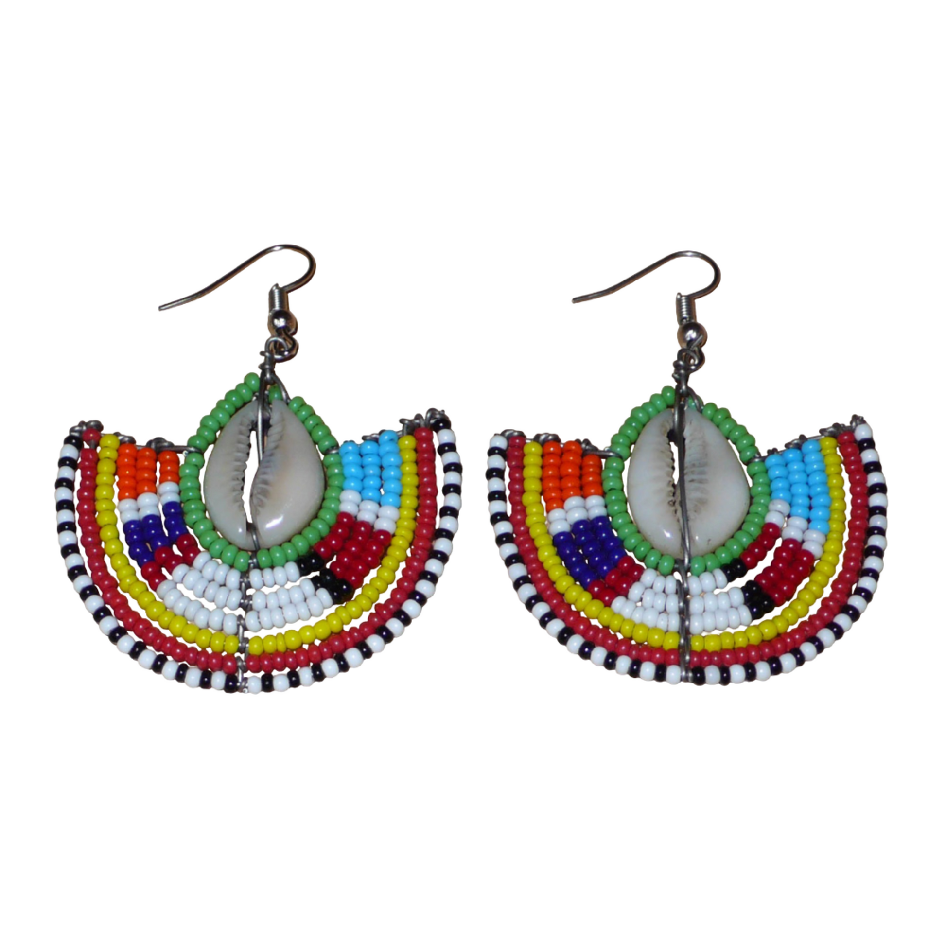 Ajoutez une touche afro chic à votre style avec cette jolie paire de boucles d'oreilles africaines issues de l'artisanat traditionnel Massai. Ces boucles d'oreilles aux accents exotiques se composent de perles de rocaille vertes et multicolores et de coquillages cauris. De taille moyenne, elles mesurent 6 cm de long et 4.5 cm de large, et se portent avec des crochets en acier inoxydable sur des oreilles percées.