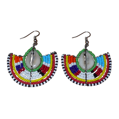 Ajoutez une touche afro chic à votre style avec cette jolie paire de boucles d'oreilles africaines issues de l'artisanat traditionnel Massai. Ces boucles d'oreilles aux accents exotiques se composent de perles de rocaille vertes et multicolores et de coquillages cauris. De taille moyenne, elles mesurent 6 cm de long et 4.5 cm de large, et se portent avec des crochets en acier inoxydable sur des oreilles percées.