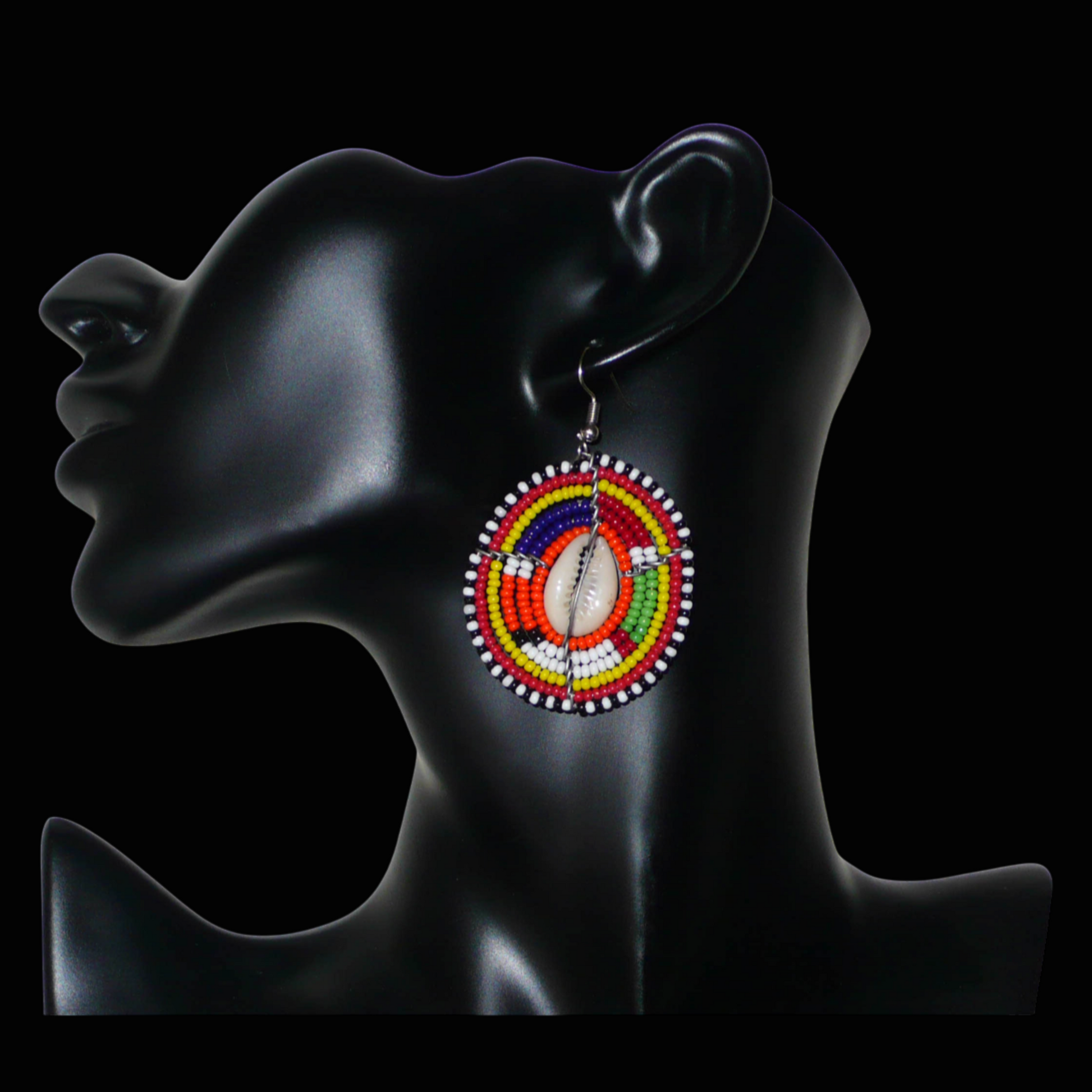 Boucles d'oreilles africaines aux couleurs exotiques et motifs ethniques caractéristiques de l'artisanat traditionnel Massai. Confectionnées au Kenya, elles se composent de perles de rocaille orange et multicolores et de coquillages fixés sur des fils de fer montés en forme de boucliers Massai. Ces boucles d'oreilles de taille moyenne mesurent 6 cm de long et 4 cm de large, et se portent avec des crochets en acier inoxydable sur des oreilles percées.