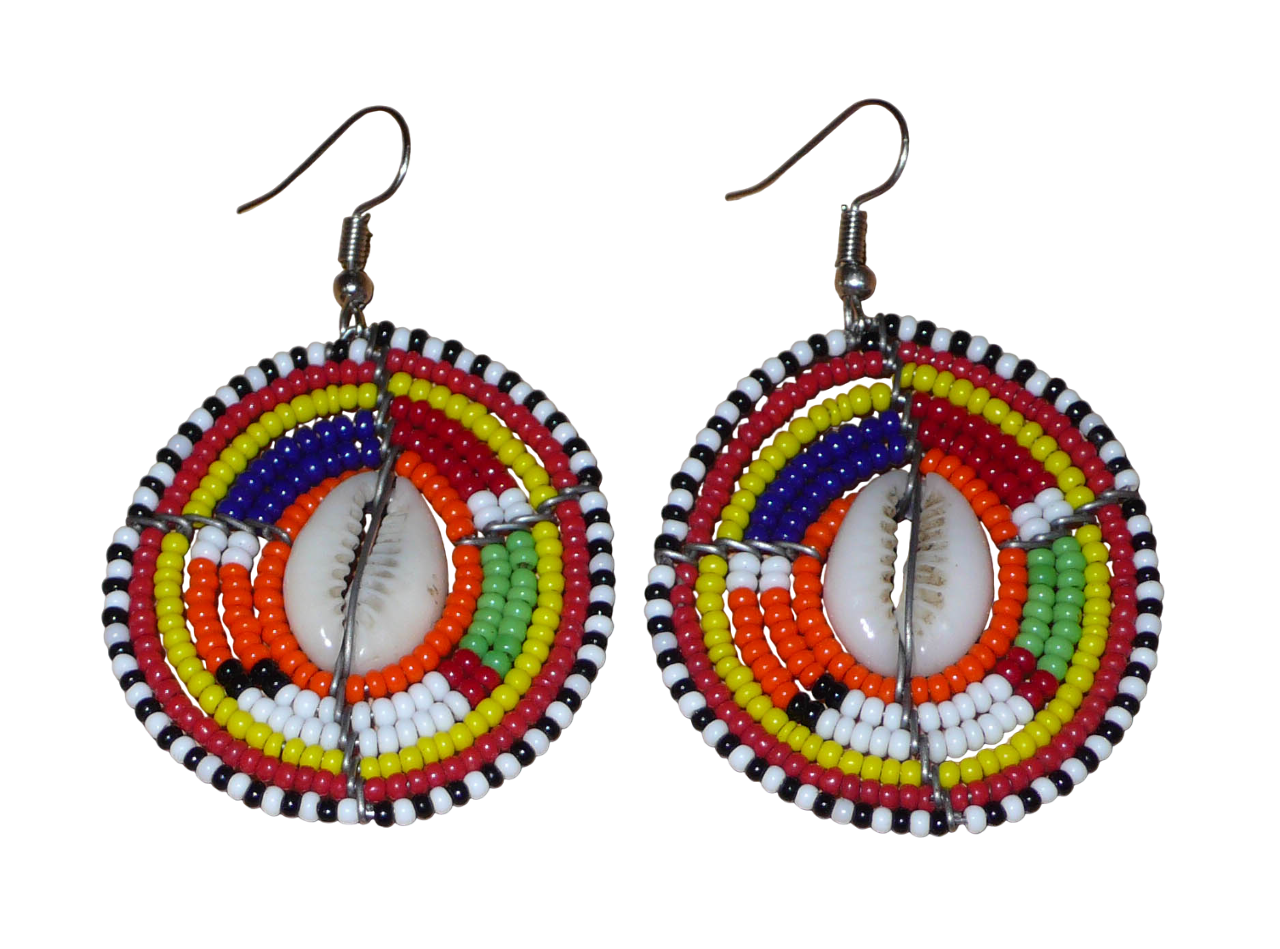 Boucles d'oreilles africaines aux couleurs exotiques et motifs ethniques caractéristiques de l'artisanat traditionnel Massai. Confectionnées au Kenya, elles se composent de perles de rocaille orange et multicolores et de coquillages fixés sur des fils de fer montés en forme de boucliers Massai. Ces boucles d'oreilles de taille moyenne mesurent 6 cm de long et 4 cm de large, et se portent avec des crochets en acier inoxydable sur des oreilles percées.