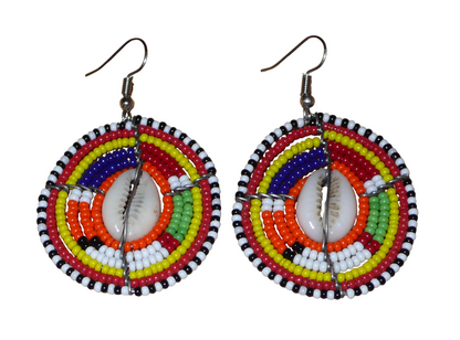 Boucles d'oreilles africaines aux couleurs exotiques et motifs ethniques caractéristiques de l'artisanat traditionnel Massai. Confectionnées au Kenya, elles se composent de perles de rocaille orange et multicolores et de coquillages fixés sur des fils de fer montés en forme de boucliers Massai. Ces boucles d'oreilles de taille moyenne mesurent 6 cm de long et 4 cm de large, et se portent avec des crochets en acier inoxydable sur des oreilles percées.