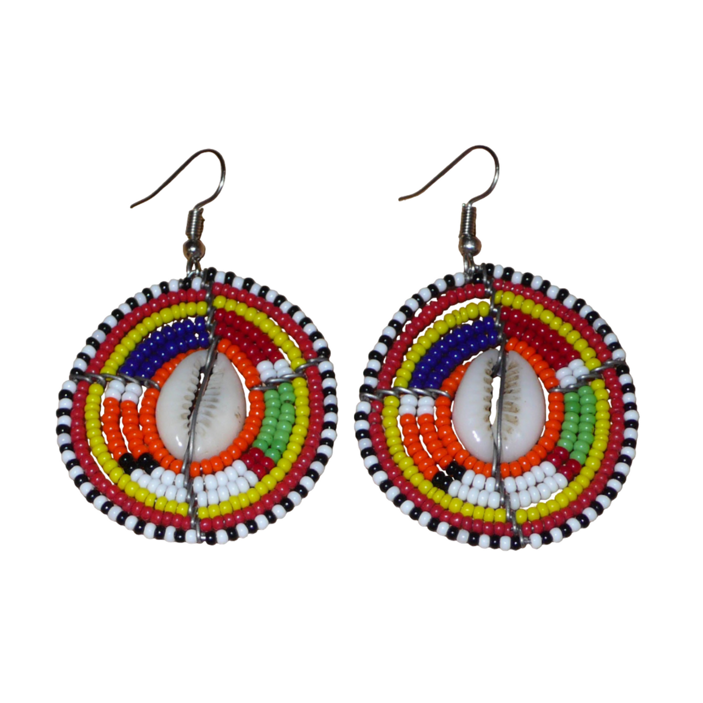 Boucles d'oreilles africaines aux couleurs exotiques et motifs ethniques caractéristiques de l'artisanat traditionnel Massai. Confectionnées au Kenya, elles se composent de perles de rocaille orange et multicolores et de coquillages fixés sur des fils de fer montés en forme de boucliers Massai. Ces boucles d'oreilles de taille moyenne mesurent 6 cm de long et 4 cm de large, et se portent avec des crochets en acier inoxydable sur des oreilles percées.