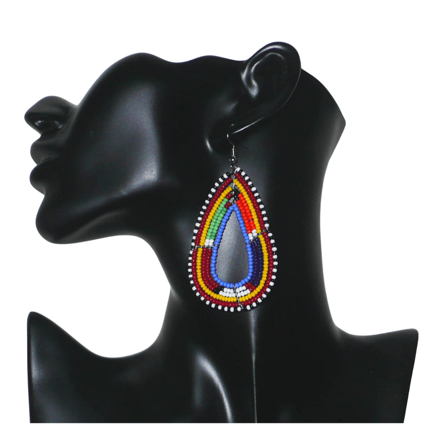 Boucles d'oreilles africaines aux couleurs et motifs ethniques Massai composées de perles de rocaille bleues et multicolores montées en forme de gouttes. Elles mesurent 8,5 cm de long et 4 cm de large, et se portent avec des crochets en acier inoxydable sur des oreilles percées.