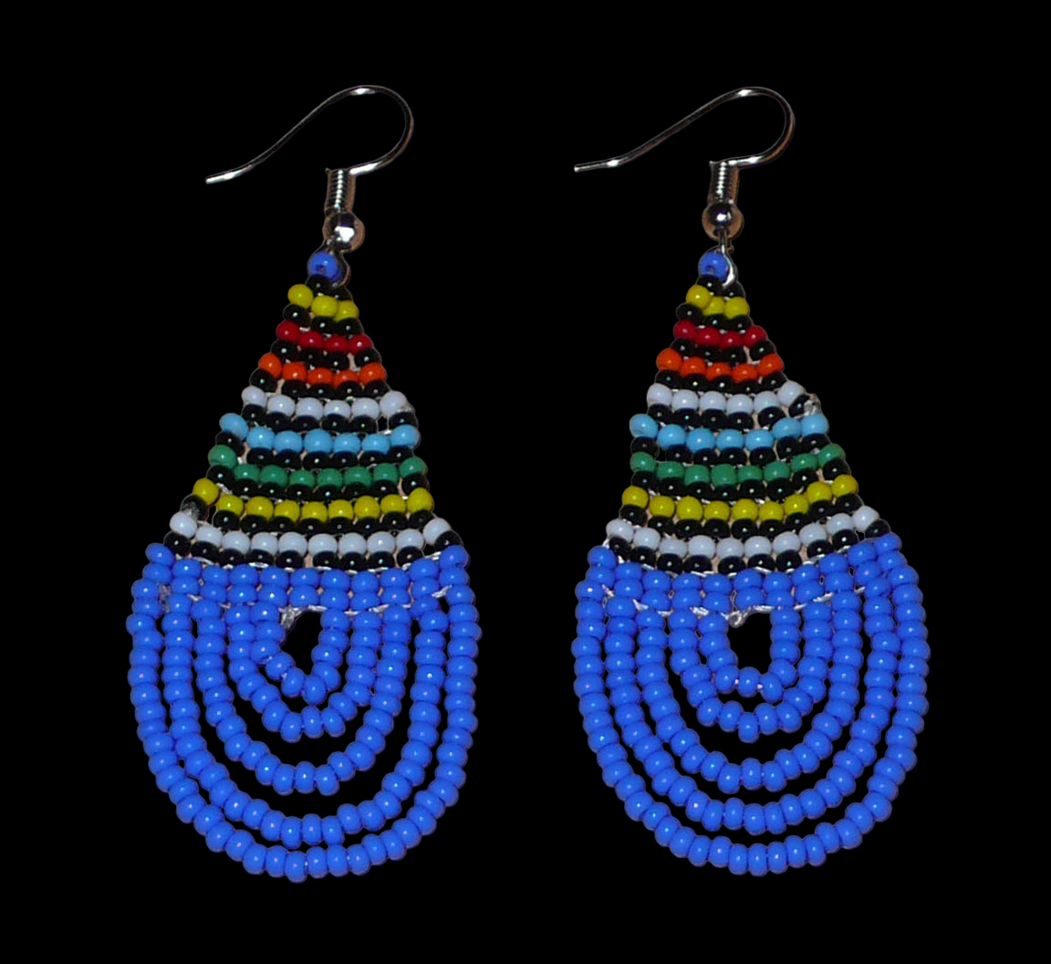 Boucles d'oreilles sud-africaines zouloues en forme de gouttes composées d'un tissage de perles de rocaille bleues et multicolores. Elles mesurent 7 cm de long et 2,5 cm de large et se portent sur des oreilles percées.