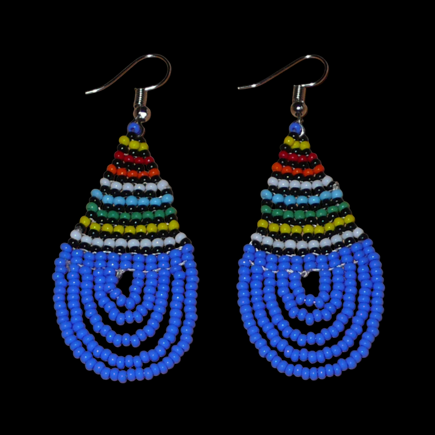 Boucles d'oreilles sud-africaines zouloues en forme de gouttes composées d'un tissage de perles de rocaille bleues et multicolores. Elles mesurent 7 cm de long et 2,5 cm de large et se portent sur des oreilles percées.