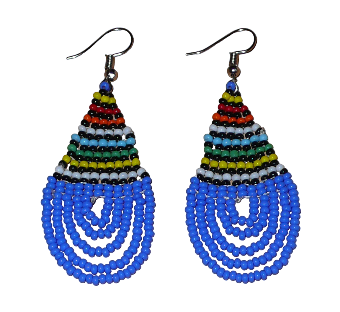 Boucles d'oreilles sud-africaines zouloues en forme de gouttes composées d'un tissage de perles de rocaille bleues et multicolores. Elles mesurent 7 cm de long et 2,5 cm de large et se portent sur des oreilles percées.