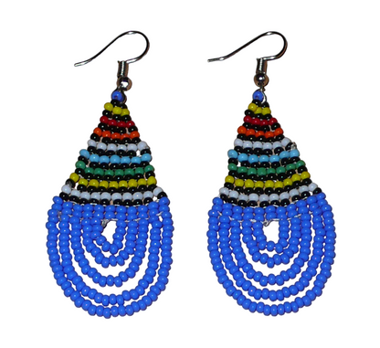 Boucles d'oreilles sud-africaines zouloues en forme de gouttes composées d'un tissage de perles de rocaille bleues et multicolores. Elles mesurent 7 cm de long et 2,5 cm de large et se portent sur des oreilles percées.