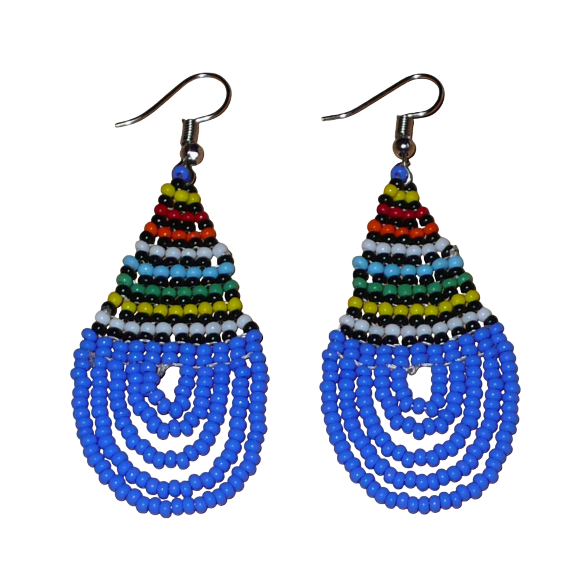 Boucles d'oreilles sud-africaines zouloues en forme de gouttes composées d'un tissage de perles de rocaille bleues et multicolores. Elles mesurent 7 cm de long et 2,5 cm de large et se portent sur des oreilles percées.