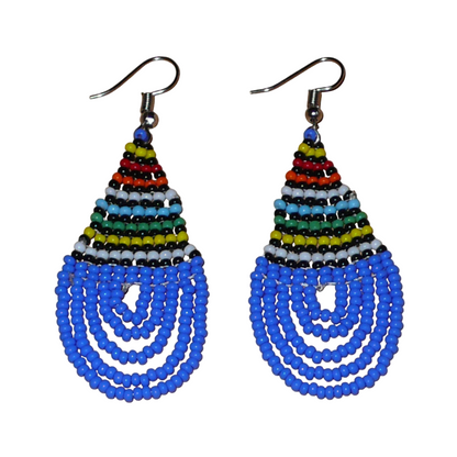 Boucles d'oreilles sud-africaines zouloues en forme de gouttes composées d'un tissage de perles de rocaille bleues et multicolores. Elles mesurent 7 cm de long et 2,5 cm de large et se portent sur des oreilles percées.